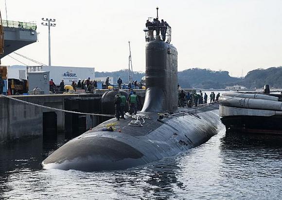 Американская атомная подводная лодка USS Texas (SSN 775), типа Virginia, выполняющая плановую боевую службу в Индо-Азиатско-Тихоокеанском регионе, у пирса ВМБ Yokosuka, фото сделано 5 февраля 2016 года в Токийском заливе, Япония