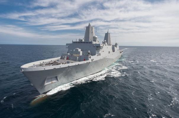 Десантный транспортный корабль-док John P. Murtha  (LPD 26), типа San Antonio, на ходовых испытаниях, 13 мая 2016 года он передан ВМС США, фото сделано в апреле 2016 года в Мексиканском заливе