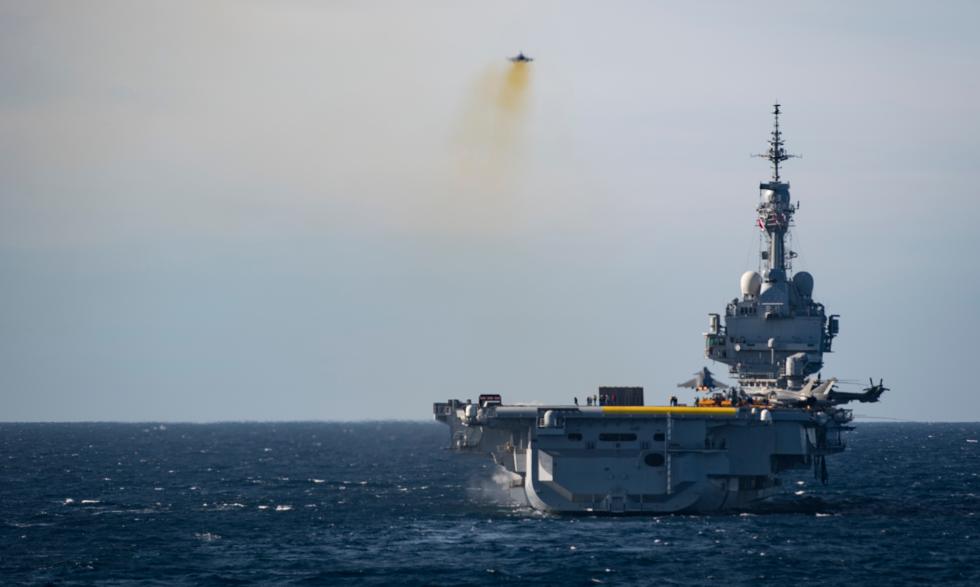 Взлет многофункционального палубного истребителя  Rafale с палубы французского авианосца FS Charles De Galle (R 91) в рамках учения FANAL 2019, фото сделано 8 февраля 2019 года в Средиземном море