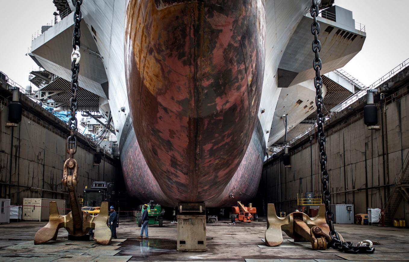 Американский атомный авианосец USS George H.W. Bush (CVN 77) – вид снизу, фото сделано 15 марта 2019 года в сухом доке судоремонтного завода ВМС США в Norfolk, шт. Вирджиния (на корабле проводится программа планового ремонта и модернизации)