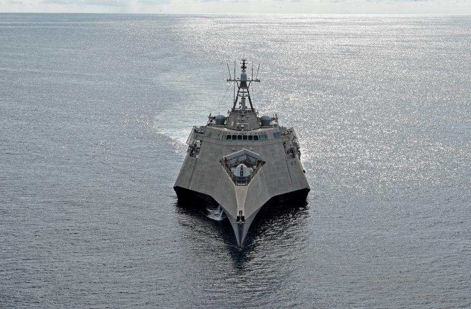 Боевой корабль прибрежной зоны типа  LCS  (littoral combat ship) варианта  Independence    USS Gabrielle Giffords (LCS 10) в Южно-Китайском море, фото сделано 16 июня 2020 года
