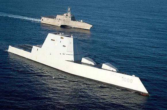 Будущее ВМС США на подходе к ВМБ San Diego, шт. Калифорния: на переднем плане эсминец USS Zumwalt (DDG 1000), на заднем – боевой корабль прибрежной зоны USS Independence (LCS 2), фото сделано 8 декабря 2016 года  
