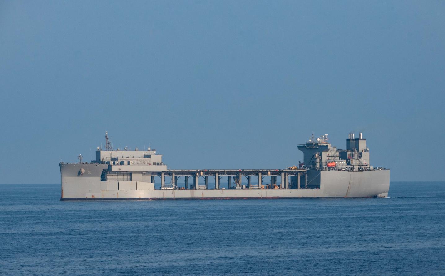 Экспедиционная морская база USS Lewis B. Puller (ESB 3), типа T-ESB (ESB) в Ормузском проливе, фото сделано 22 октября 2018 года