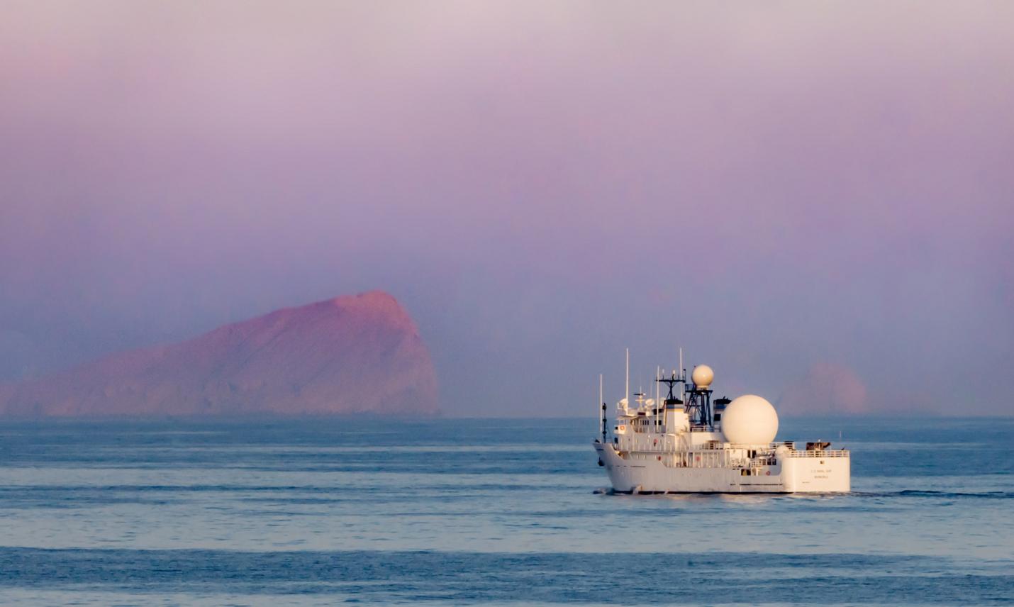 Американский опытовый корабль ракетного полигона USNS Invincible (T-AGM 24) в Ормузском проливе, фото сделано 14 ноября 2018 года с борта корабля сопровождения, эсминца USS Jason Dunham (DDG 109)