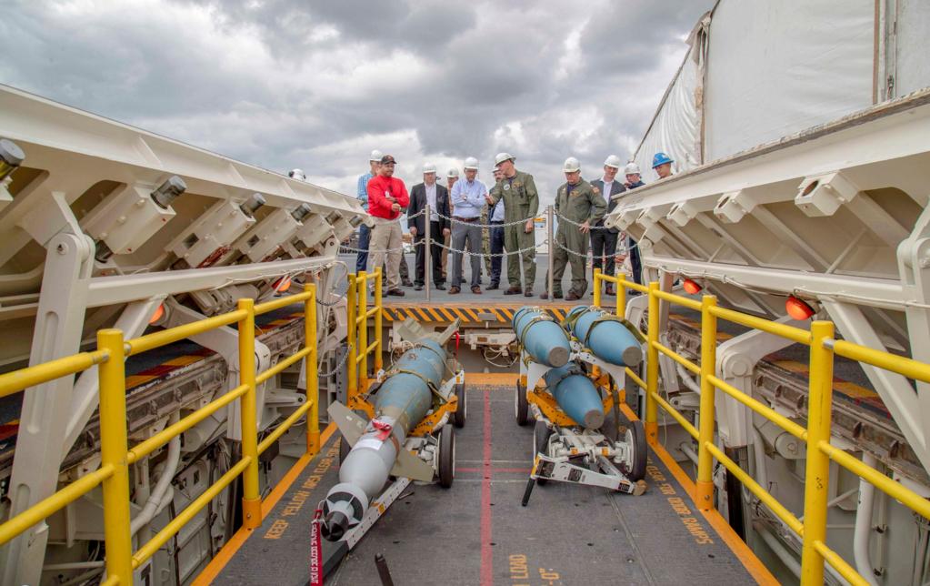 Инспекция одного из перспективных электромагнитных лифтов подъема вооружения AWE (advanced weapons elevator)  новейшего авианосца USS Gerald R. Ford (CVN 78), фото сделано 17 сентября 2019 года на верфи в Newport News, шт. Вирджиния