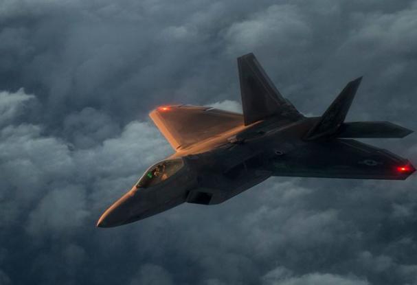 F-22 Raptor ВВС США, участвующий в авиационном обеспечении операции Inherent Resolve (против ИГИЛ в Сирии и Ираке), фото сделано 27 января 2016 года над Персидским заливом