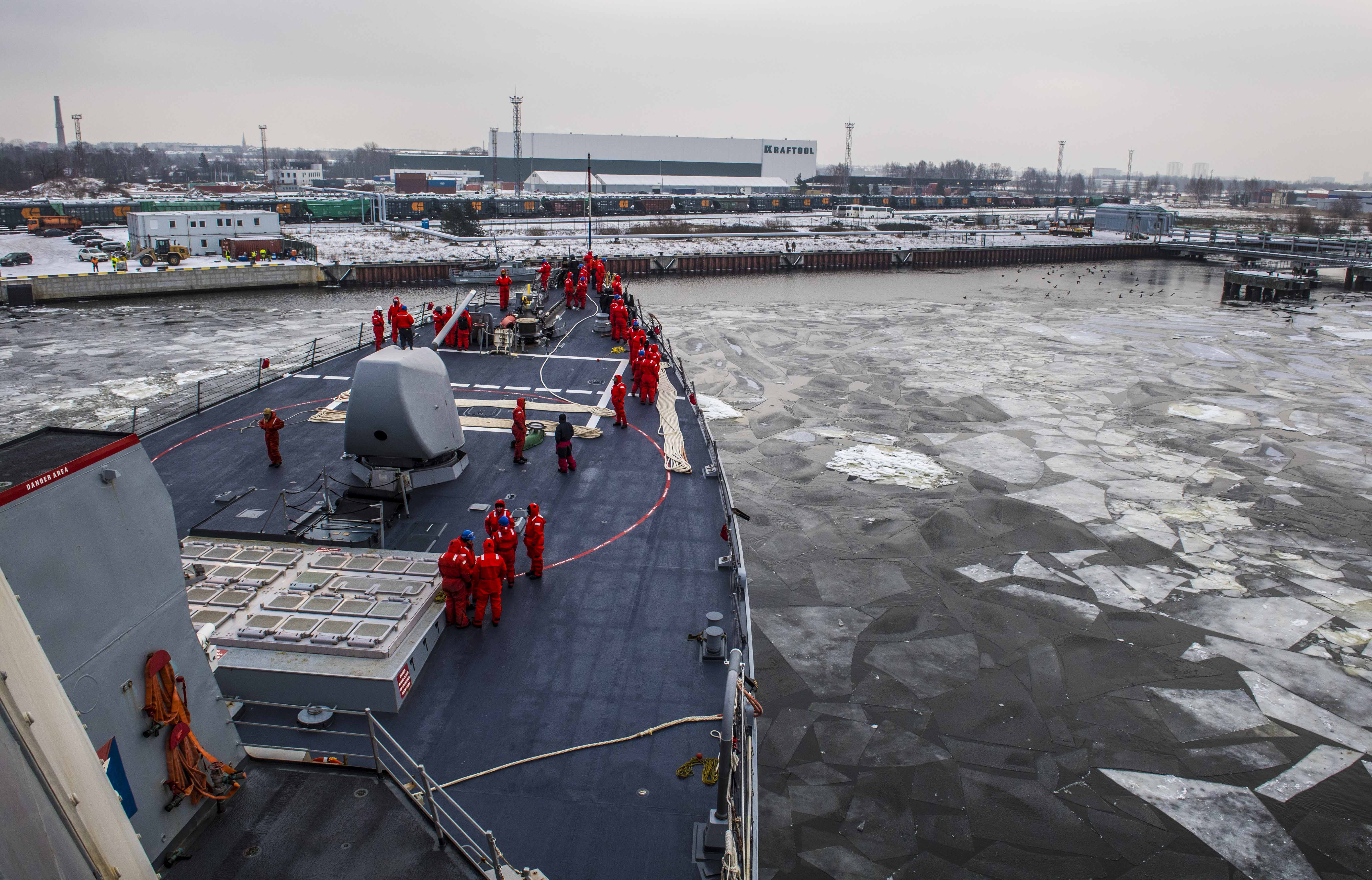 Американский эсминец ПРО типа Arleigh Burke USS Porter (DDG 78) прибыл в Riga, Латвия, фото сделано 22 января 2019 года