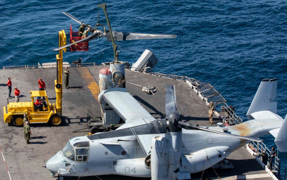 Замена трансмиссии на конвертоплане КМП США MV-22 Osprey в условиях корабельного базирования на борту универсального десантного корабля USS Kearsarge (LHD 3), фото сделано 14 февраля 2019 года в зоне ответственности 5-го флота США