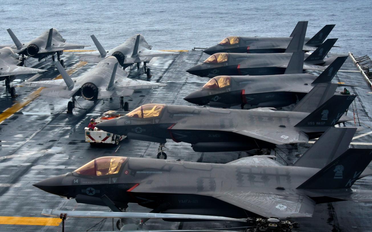 Истребители  F-35B Lightning II  121-й многофункциональной истребительной эскадрильи КМП США на палубе универсального десантного корабля USS Wasp (LHD 1)  на учении Balikatan 2019, фото сделано 4 апреля 2019 года в Южно-Китайском море