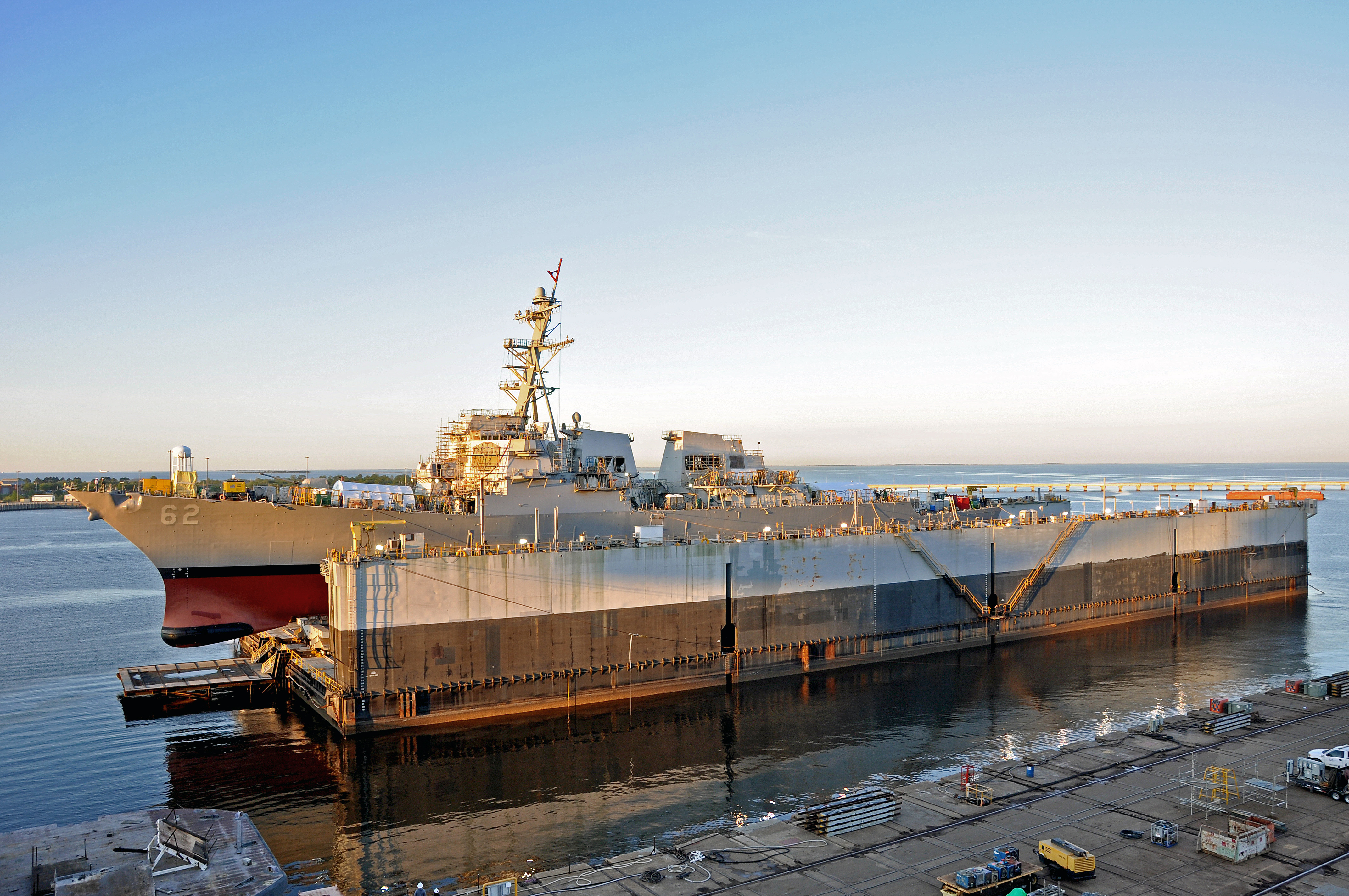 Американский эсминец УРО USS Fitzgerald (DDG 62), типа Arleigh Burke,  в сухом доке перед спуском на воду после завершения ремонта, фото сделано 16 апреля 2019 года на верфи компании Huntington Ingalls Industries в  Pascagoula, шт. Миссисипи