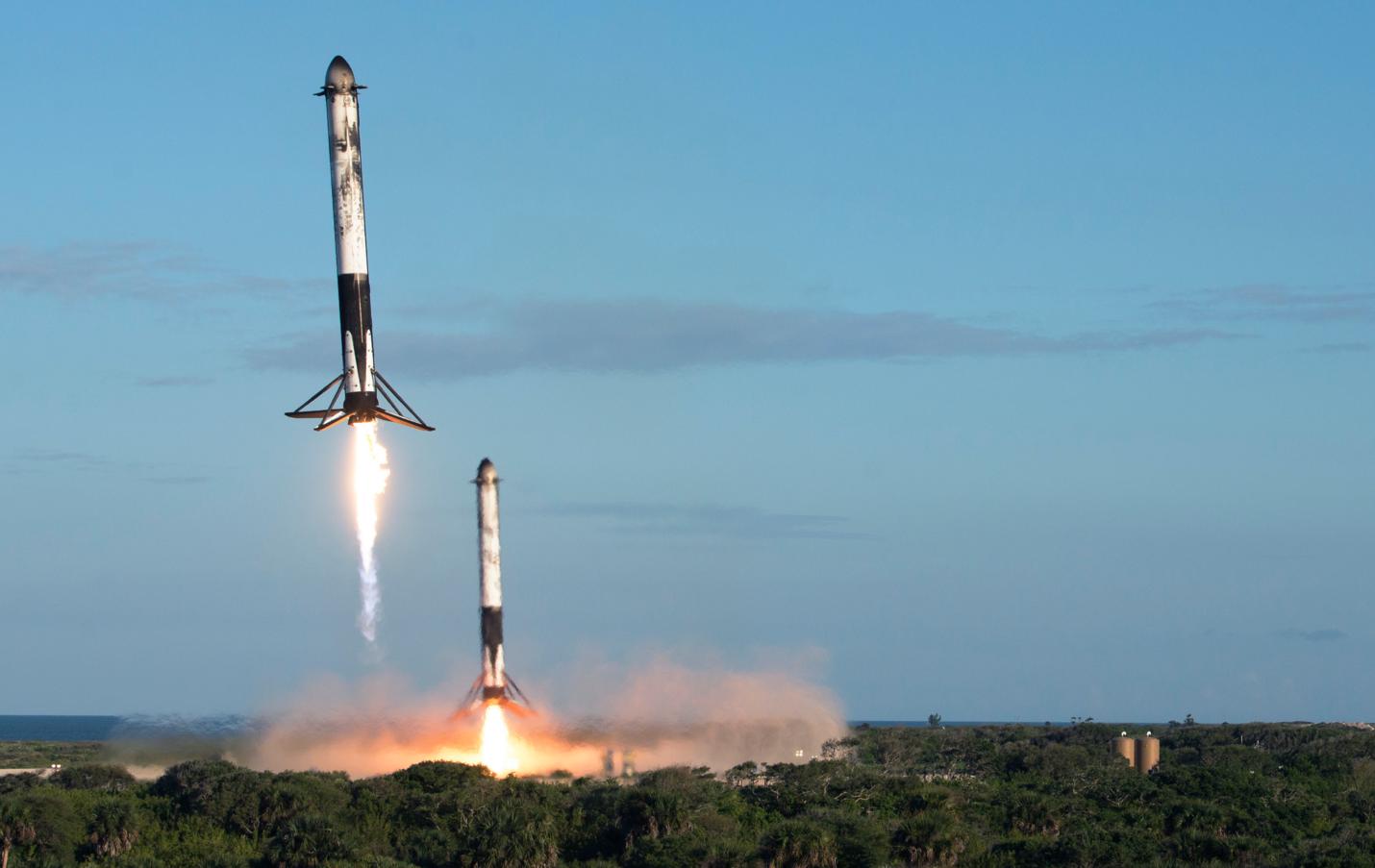 День Космонавтики: Посадка 2-х многоразовых ракетных ускорителей самой мощной в мире сегодня ракеты-носителя Falcon Heavy  компании SpaceX после успешного запуска спутника Arabsat 6A, фото сделано 12 апреля 2019 года в космическом центре им. Кеннеди