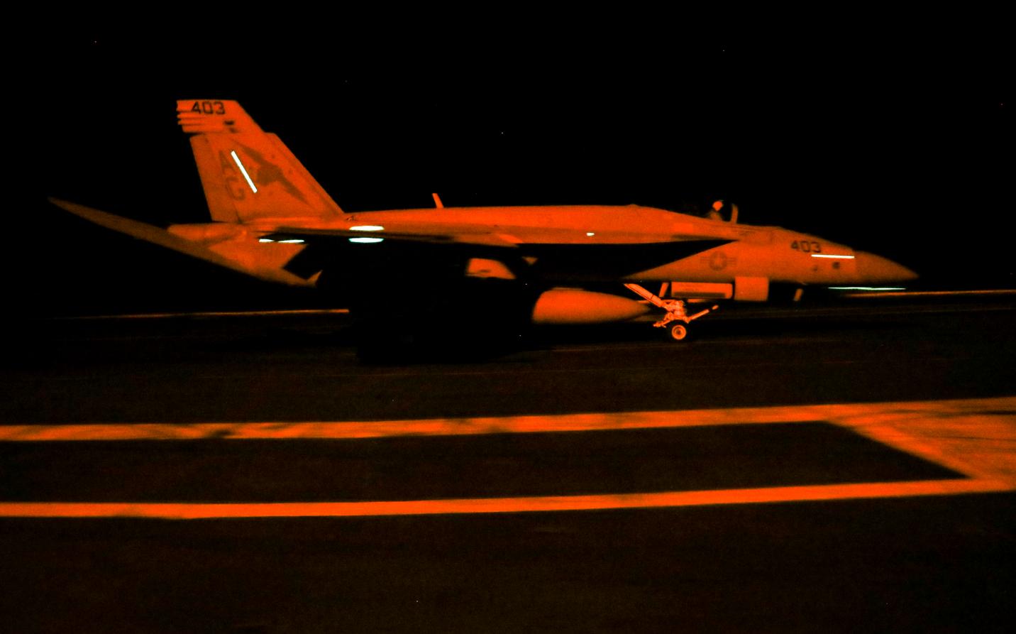 Ночная посадка F/A-18E Super Hornet  25-й истребительно-бомбардировочной эскадрильи (