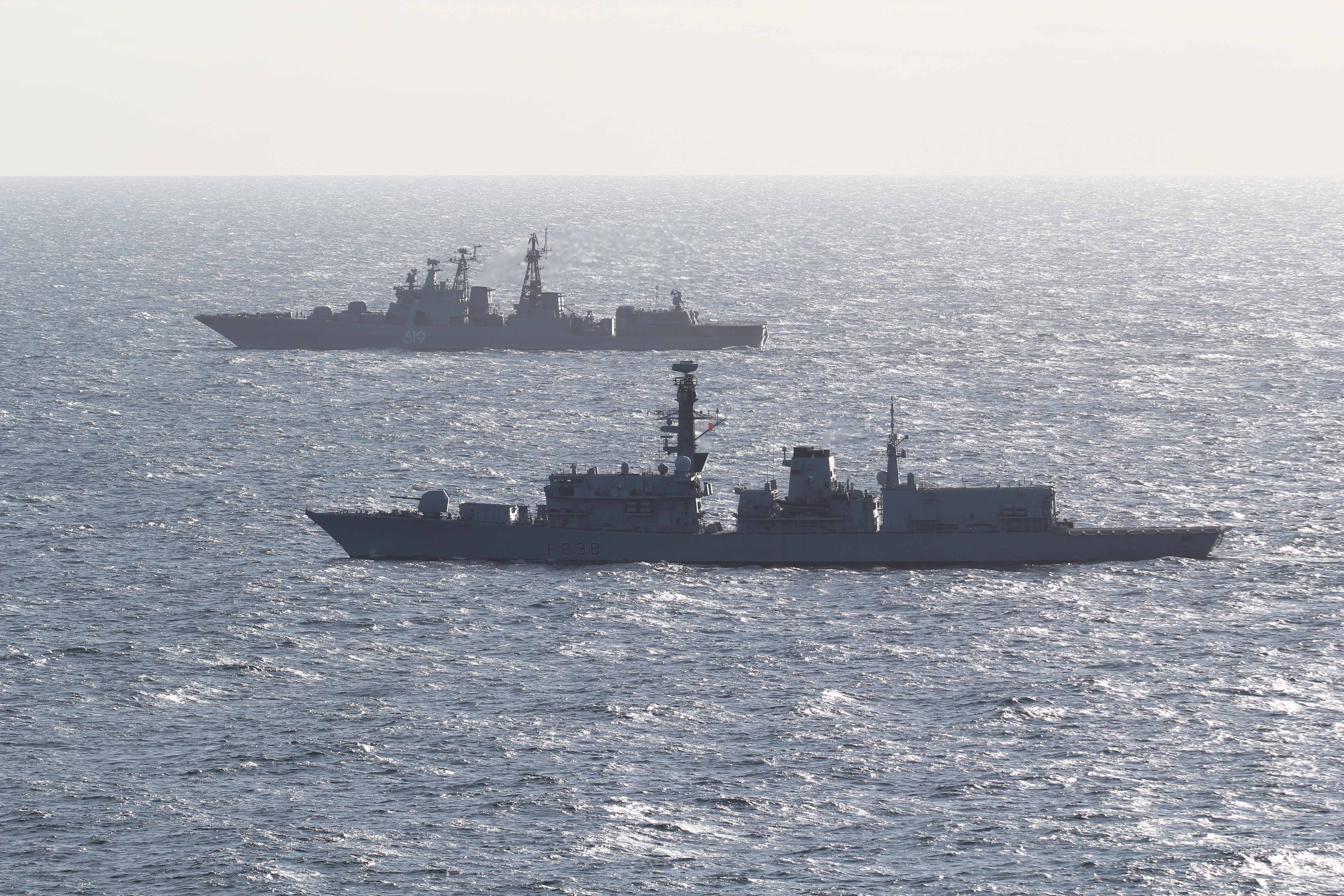 Британский фрегат типа 23 HMS Northumberland  сопровождает  эсминец Severmorsk, типа  Udaloy, при его проходе через пролив Ла-Манш, фото сделано 15 мая 2019 года