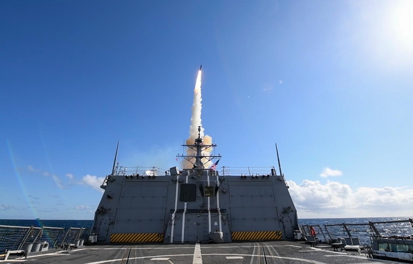 Пуск ракеты-перехватчика SM-3  с борта американского эсминца USS Roosevelt (DDG 80), типа Arleigh Burke, в ходе интегрированного ПВО/ПРО учения Formidable Shield 2019, фото сделано 10 мая 2019 года в Северной Атлантике