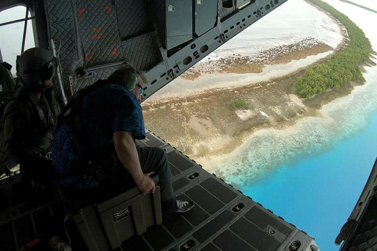 Крут он, однако, Генсек ООН: António Guterres осматривает острова Тувалу с  рампы C-27J Spartan ВВС Австралии, фото сделано 17 мая 2019 года