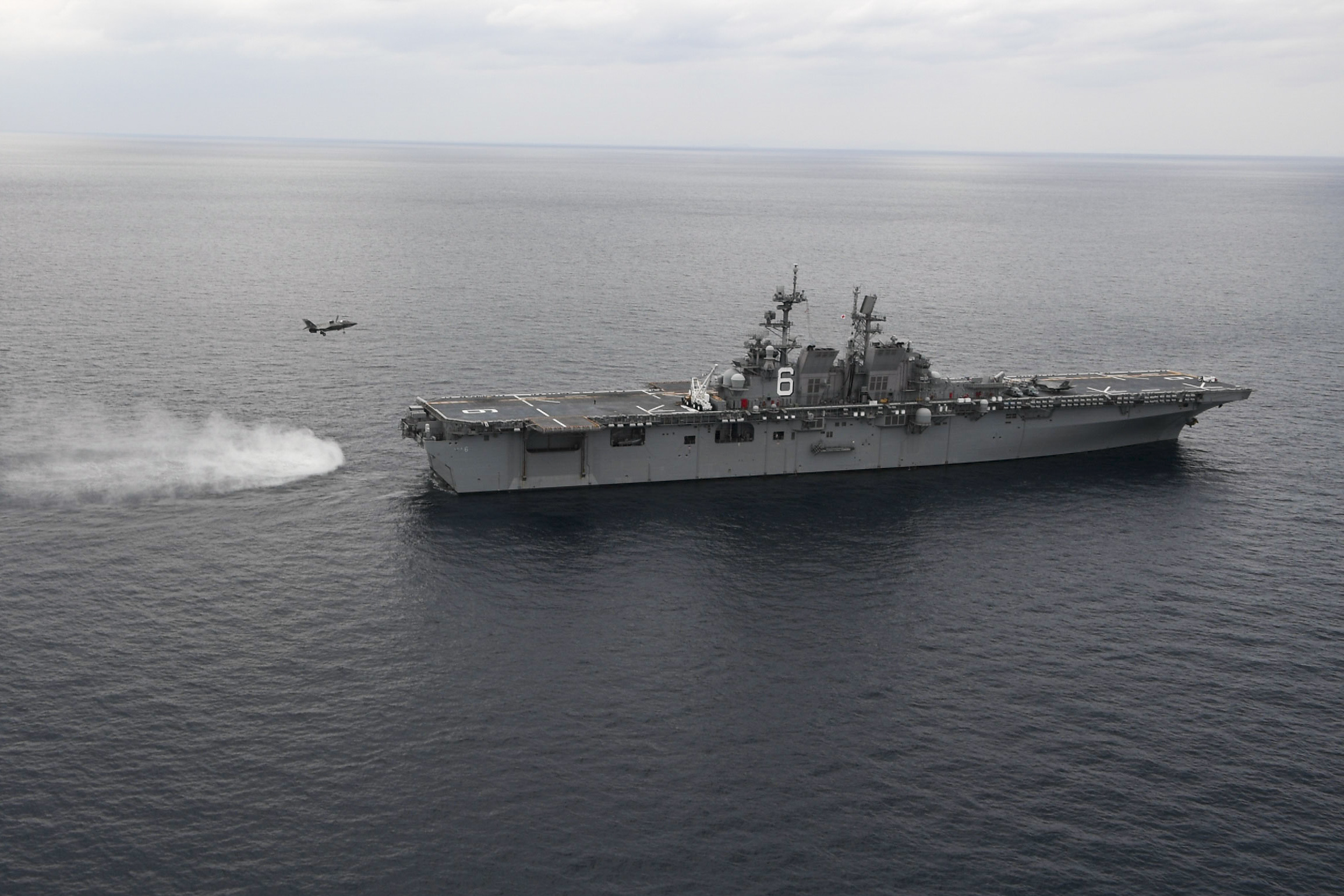Американский универсальный десантный корабль нового поколения USS America (LHA 6) с F-35B 121-й многофункциональной  истребительной эскадрильи КМП США в Восточно-Китайском море, фото сделано 11 января 2020 года