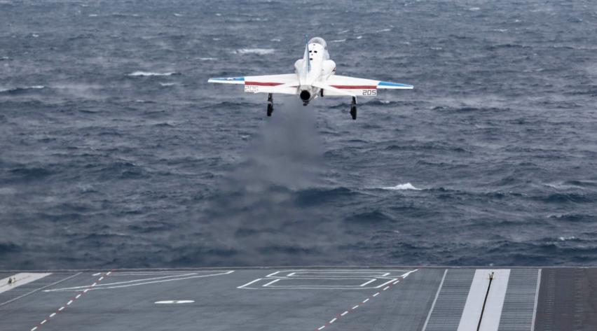 Взлет учебного самолета T-45 Goshawk 23-й эскадрильи флотских испытаний и оценок с палубы новейшего атомного авианосца USS Gerald R. Ford (CVN 78), фото сделано 20 января 2020 года в Атлантическом океане