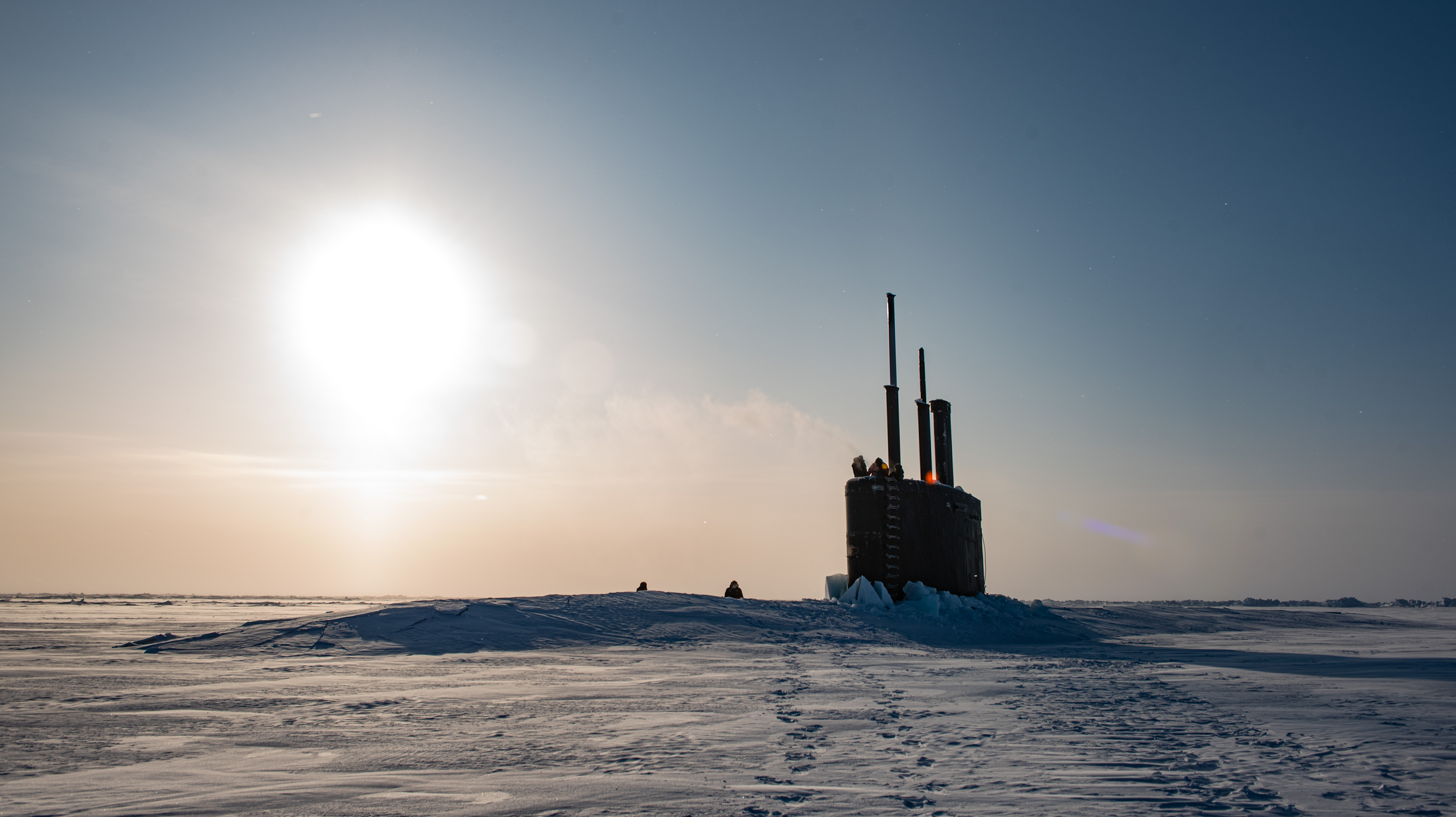 Подъем на поверхность в ледяных полях Арктики американской многоцелевой атомной подводной лодки USS Toledo (SSN 769), типа  Los Angeles, в рамках учения ICEX 2020, фото сделано 5 марта 2020 года в Северном Ледовитом океане