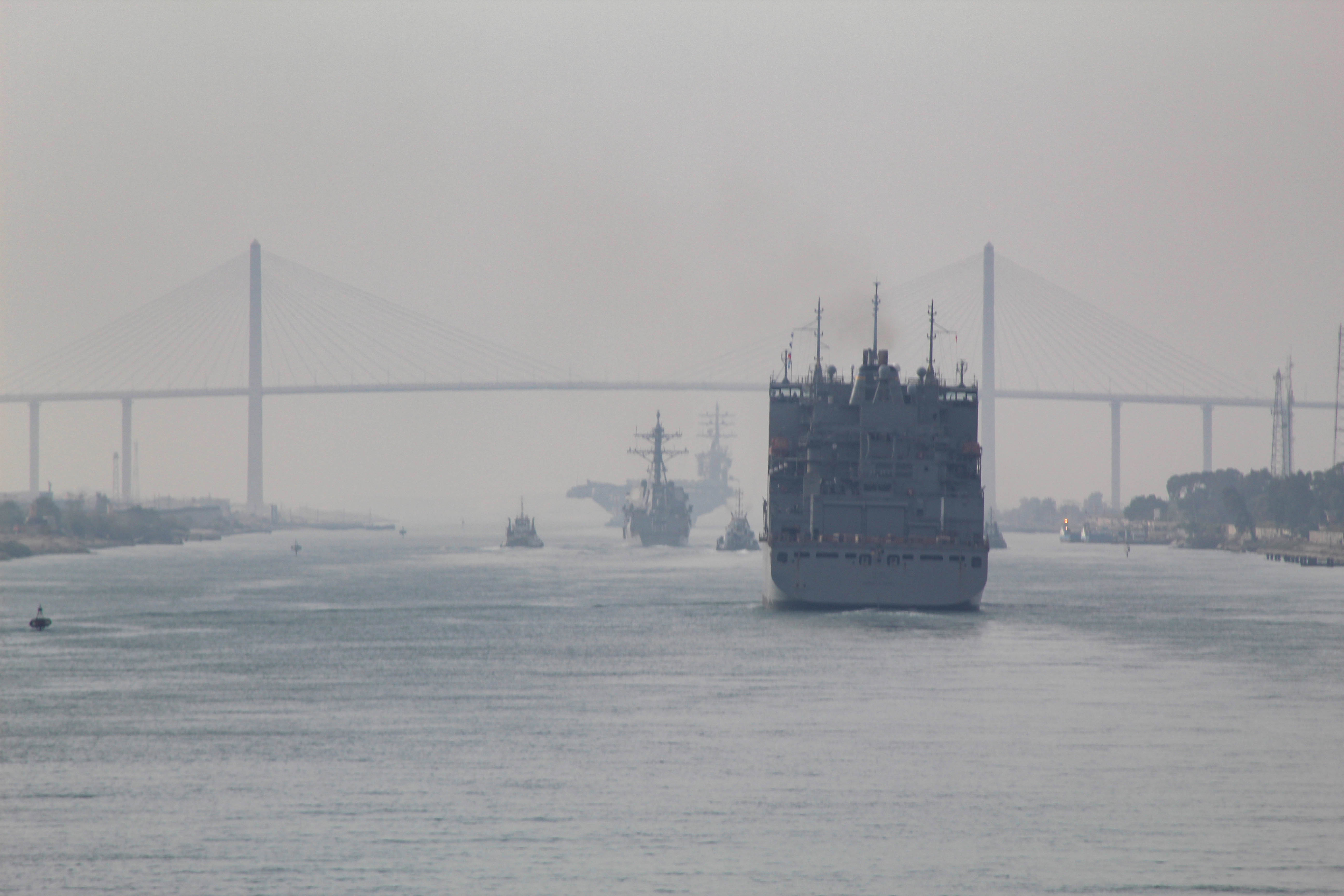 Американский атомный авианосец USS Dwight D. Eisenhower (CVN 69) и корабли его АУГ преодолевают Суэцкий канал в южном направлении, фото сделано 9 марта 2020 года