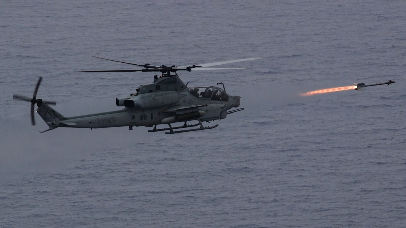 Пуск  с вертолета AH-1Z Viper 31-го экспедиционного корпуса КМП США ракеты  AIM-9M Sidewinder по морской цели в Южно-Китайском море, фото сделано 23 марта 2020 года (вертолет взлетел с палубы десантно-транспортного корабля-дока USS Green Bay (LPD 20), типа San Antonio)