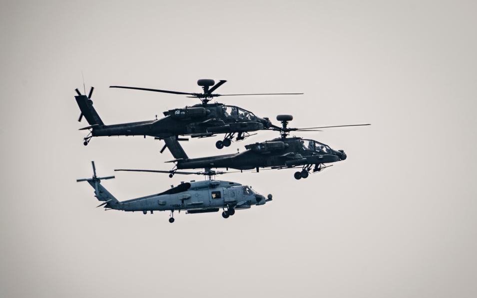 Совместный патрульный полет MH-60 Sea Hawk ВМС США и 2-х  AH-64 Apache Армии США из эскадрильи, дислоцированной в Республике Корея, над Восточно-Китайским морем,  фото сделано 9 апреля 2020 года