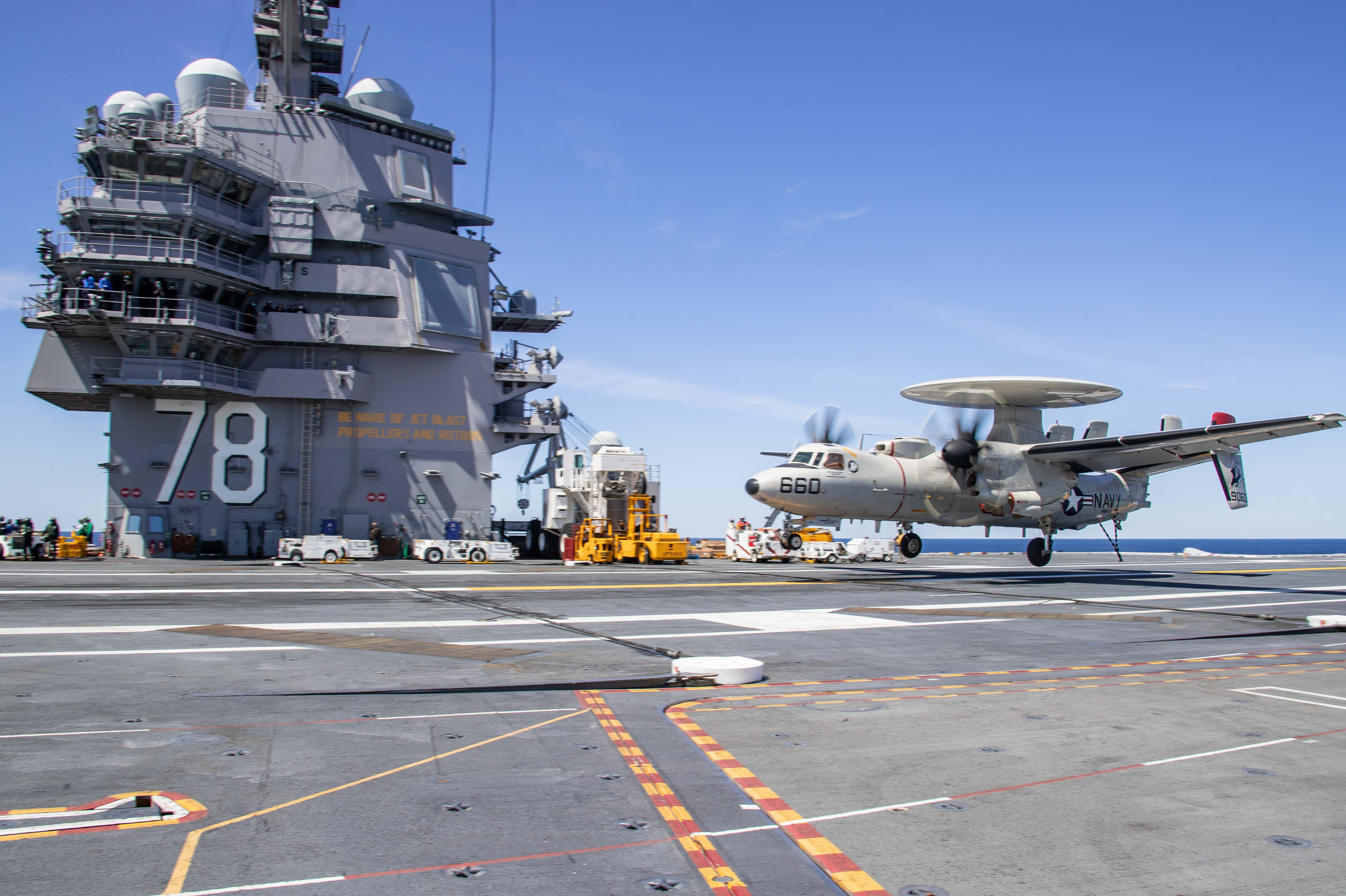 Головной американский авианосец нового поколения USS Gerald R.Ford (CVN 78) снова в море: посадка E-2D Advanced Hawkeye 120-й палубной эскадрильи ДРЛОУ (Greyhawks), фото сделано 10 мая 2020 года в Атлантическом океане