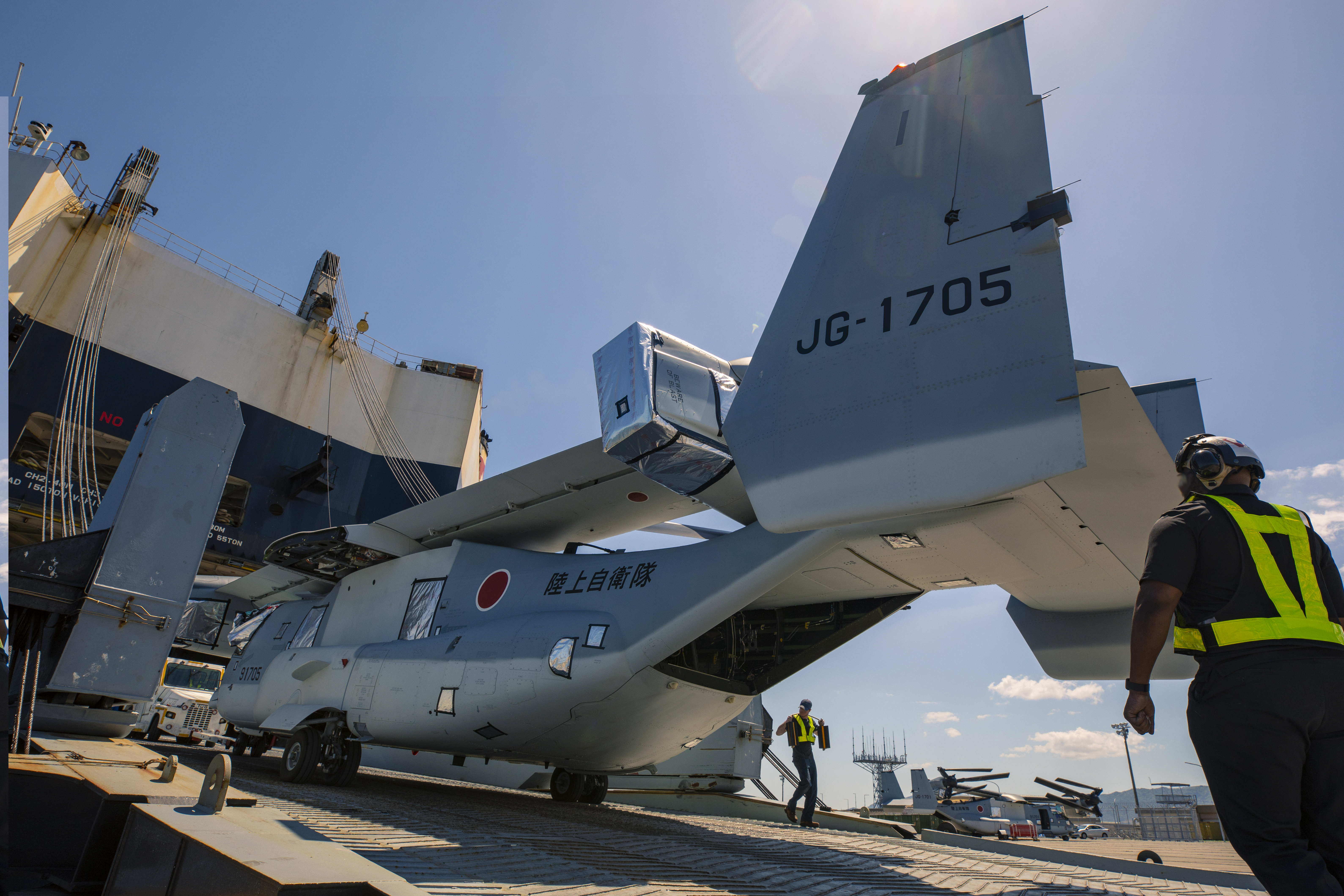 Первые японские конвертопланы прибыли в страну: выгрузка V-22 Osprey, предназначенного для ВВС Сил самообороны Японии, в базе КМП США в Японии Iwakuni, фото сделано 8 мая 2020 года