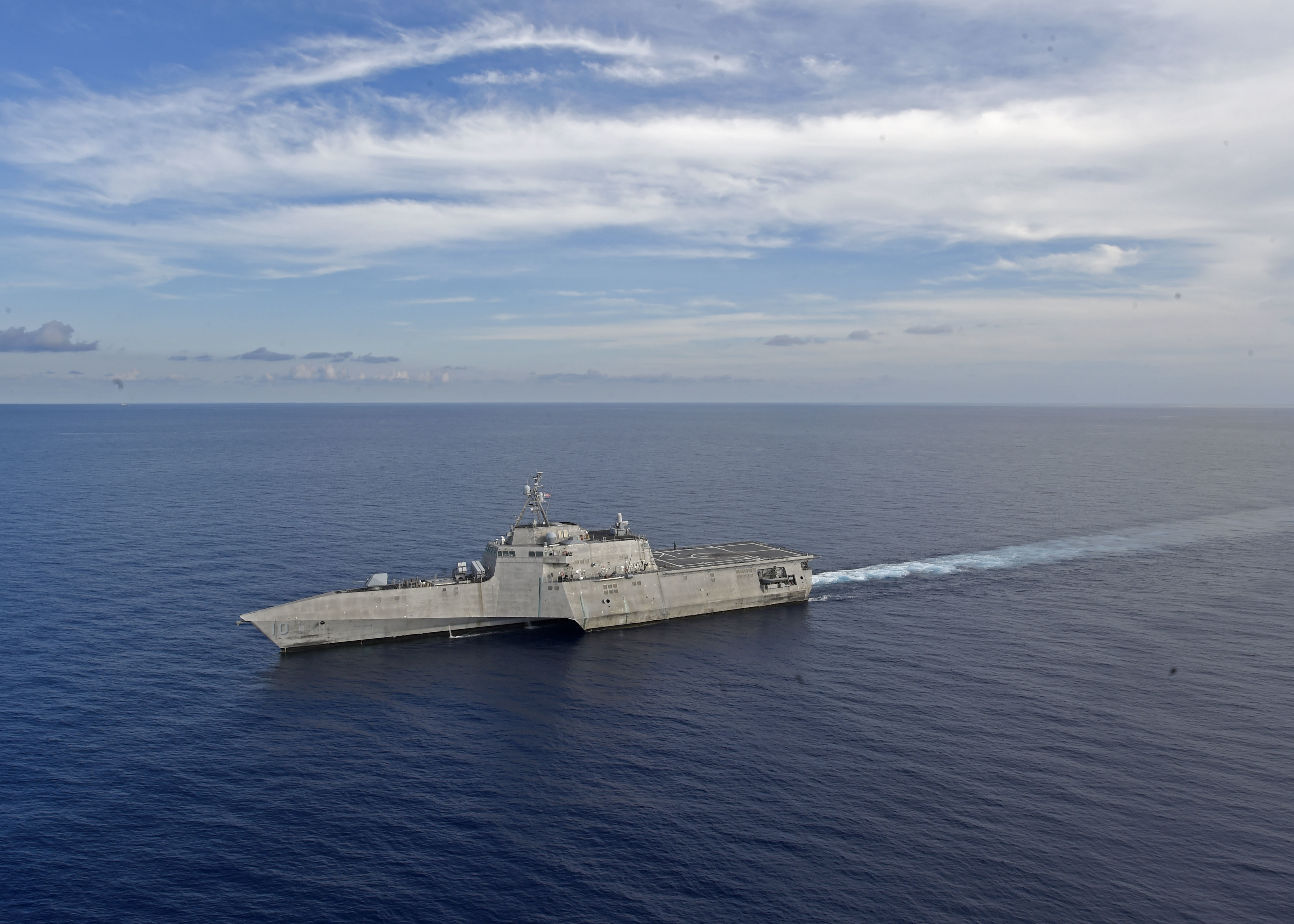 Американский боевой корабль прибрежной зоны типа LCS  (littoral combat ship) варианта  Independence  USS Gabrielle Giffords (LCS 10) в Южно-Китайском море, фото сделано 13 мая 2020 года