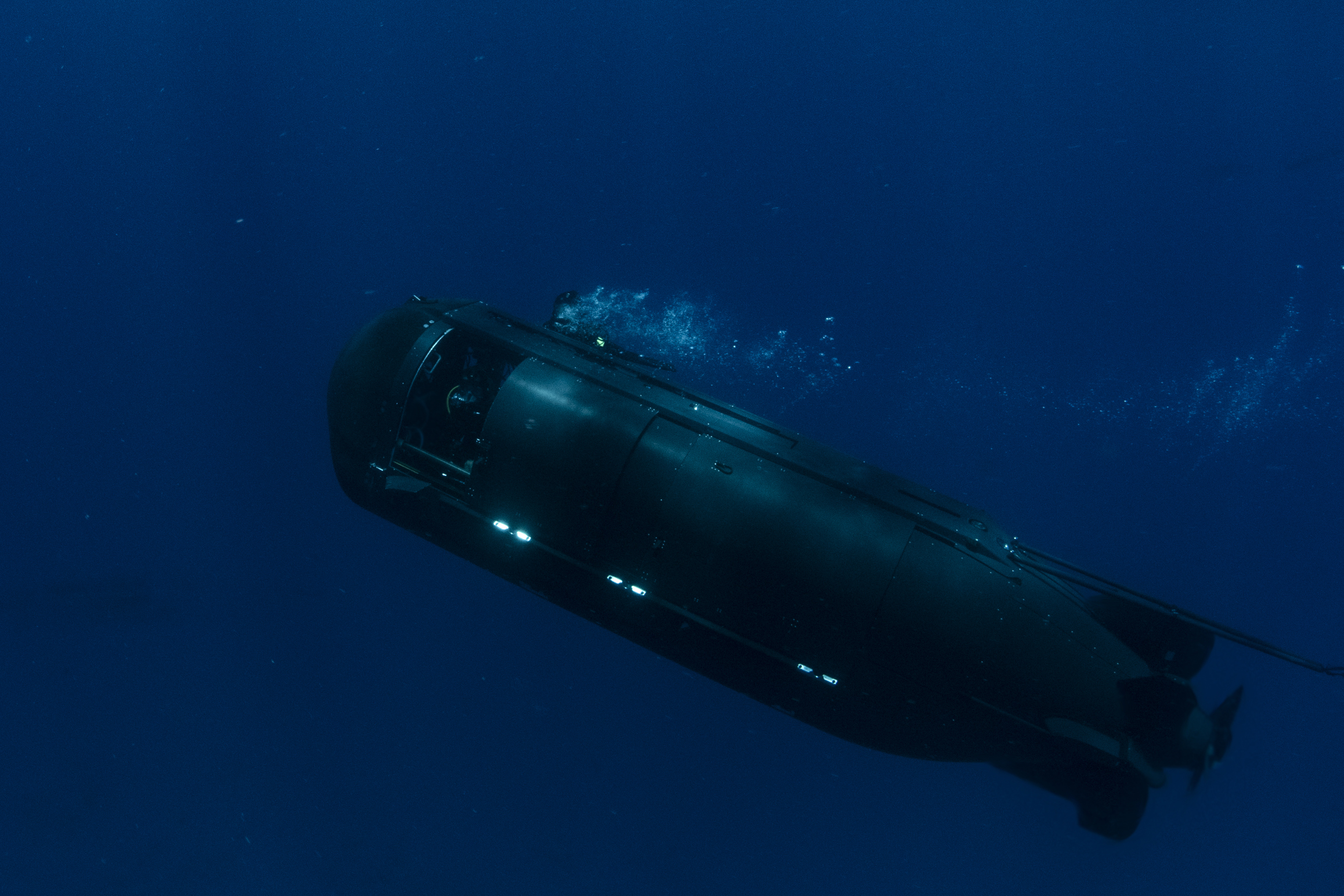 Операторы из состава «Морских котиков» ВМС США отрабатывают выгрузку, доставку и установку в заданную точку  подводного аппарата Mark 11  - фото сделано 13 мая 2020 года в районе ВМБ Pearl Harbor, Гавайи