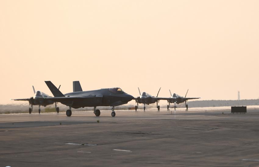 Прибытие боевых F-35A 421-й истребительной эскадрильи ВВС США на АБ Al Dhafra, ОАЭ, фото сделано 30 мая 2020 года
