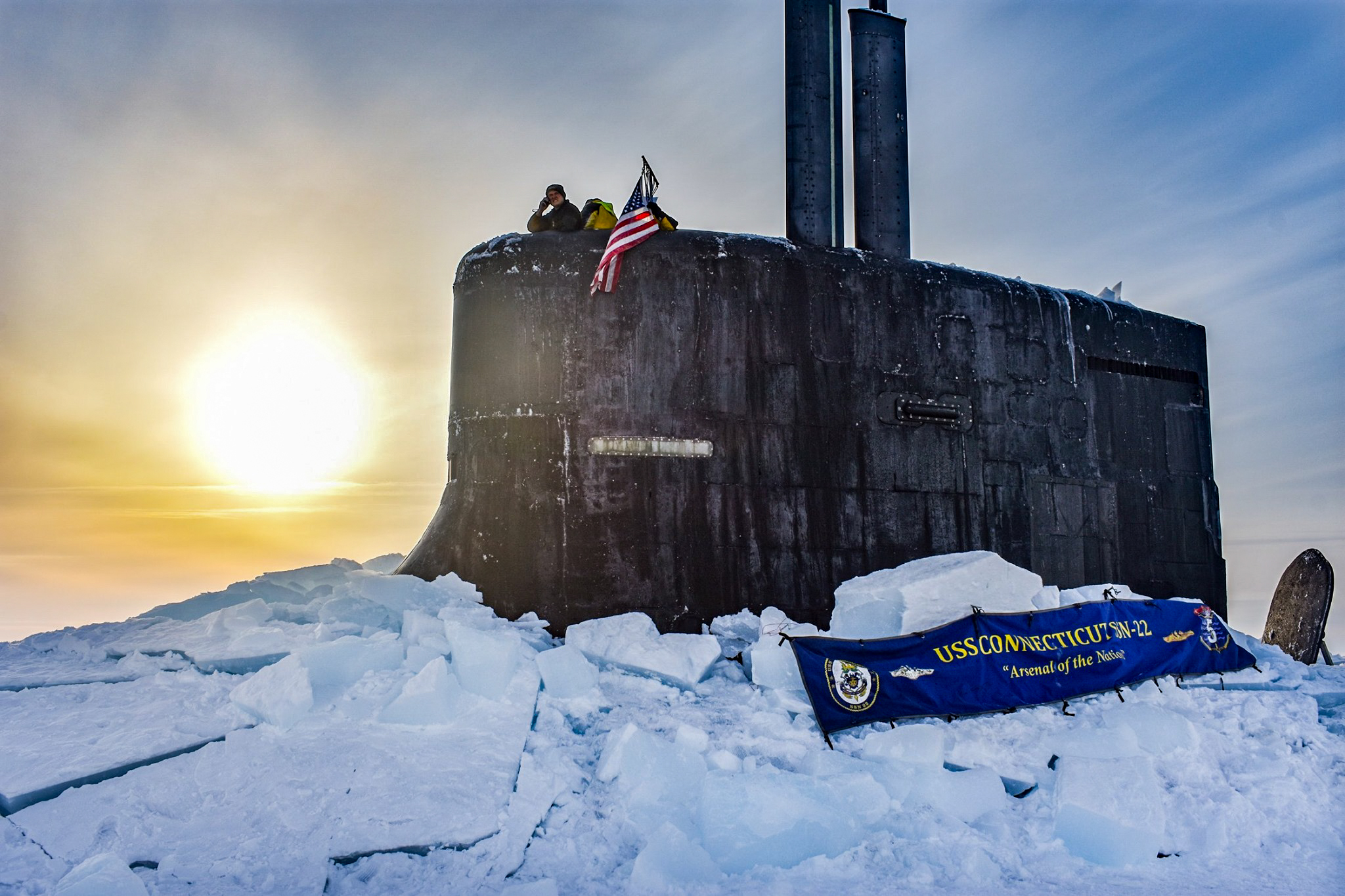 Выход на поверхность американской атомной подводной лодки USS Connecticut (SSN 22), типа Seawolf, за Полярным кругом через льды моря Бофорта в ходе учения ICEX (Ice Exercise) 2020, фото сделано 07 марта 2020 года