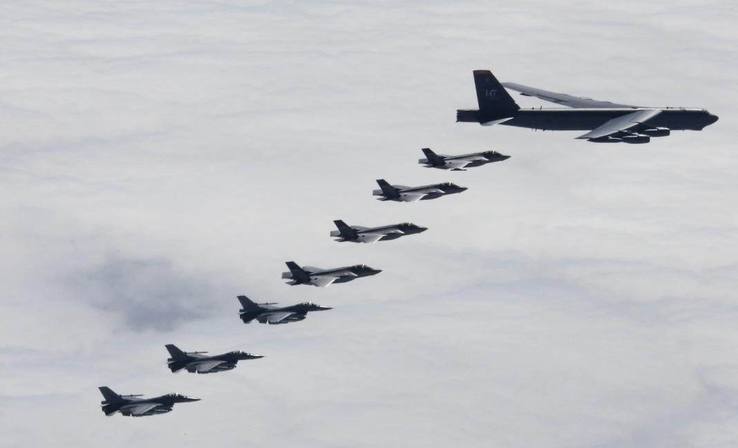 B-52H Stratofortress  в сопровождении норвежских истребителей F-16 и F-35 над севером Норвегии, фото сделано 3 июня 2020 года