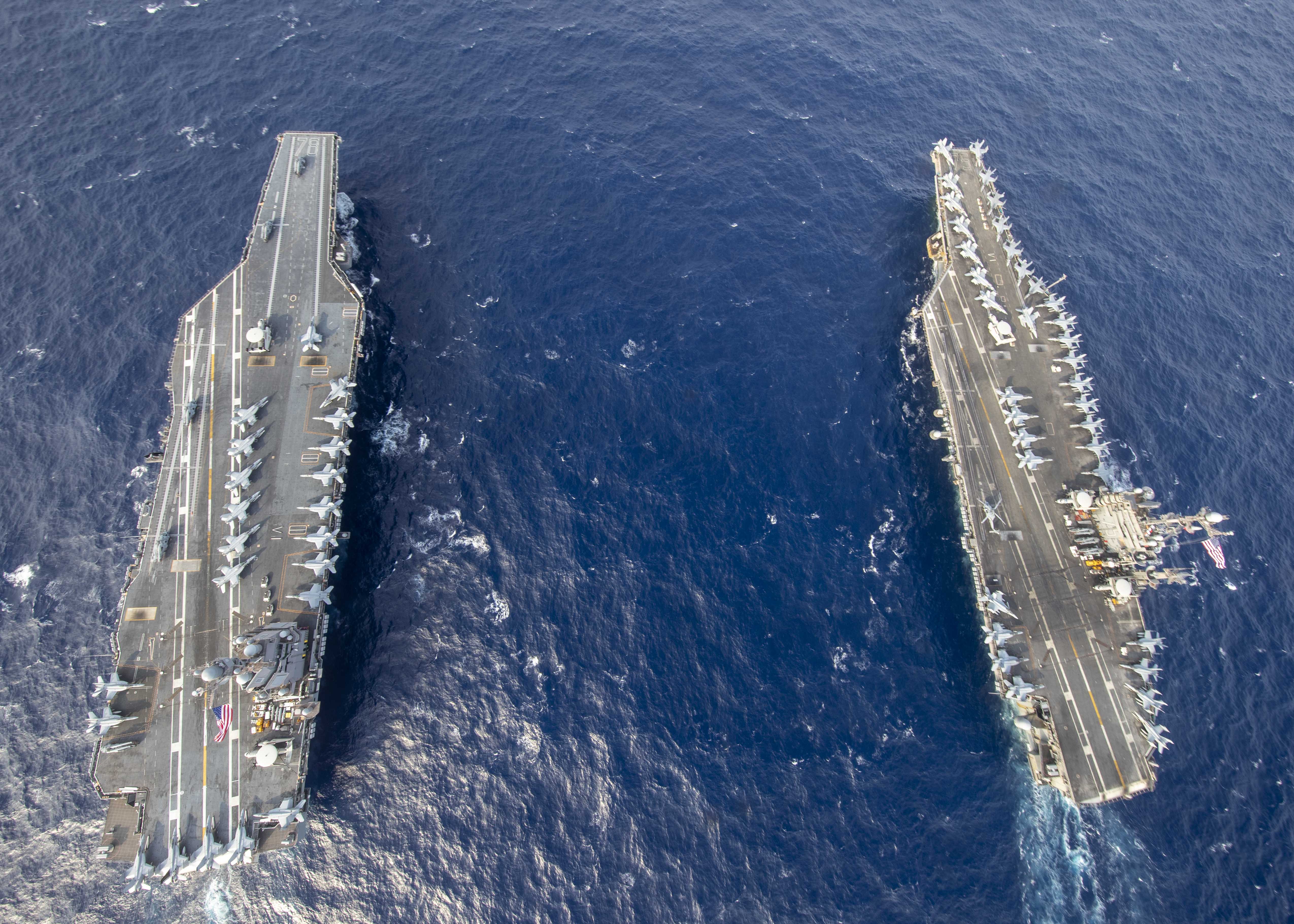 Историческая «сравнительная» встреча в Атлантике: USS Gerald R. Ford (CVN 78), типа  Ford (слева), и USS Harry S. Truman (CVN 75), типа Nimitz, фото сделано 4 июня 2020 года