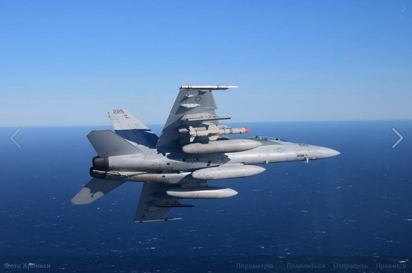 F/A-18 в первом «растрясочном» полете с модернизированной ракетой Harpoon Block II+, которую планируется принять на вооружение в 2017 году, фото сделано 18 ноября 2015 года на морском испытательном полигоне Point Mugu, Калифорния.