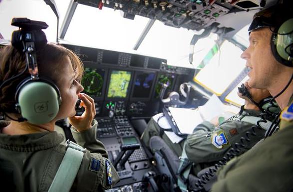 Капитан Christy Wise (слева) в кресле HC-130J Combat King II, она – первая женщина-пилот (четвертый пилот вообще) в США, вернувшаяся к летной работе после ампутации ноги, фото сделано 22 июля 2016 года на авиабазе Moody, шт. Джорджия 