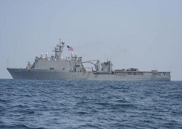 Американский десантно-высадочный корабль-док USS Whidbey Island (LSD 41) в Черном море, Whidbey Island в настоящее время выполняет боевую службу в составе целевой группы десантных кораблей, возглавляемой  USS  Wasp (LHD 1), фото сделано 2 августа 2016 года 