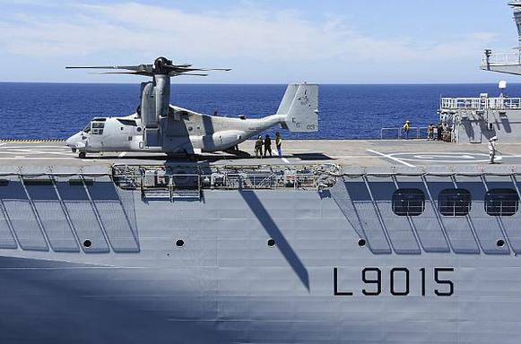 Конвертоплан MV-22B Osprey  на палубе вертолетоносца BPC Dixmude, фото сделано 6 августа 2016 года в заливе Cadiz, Испания