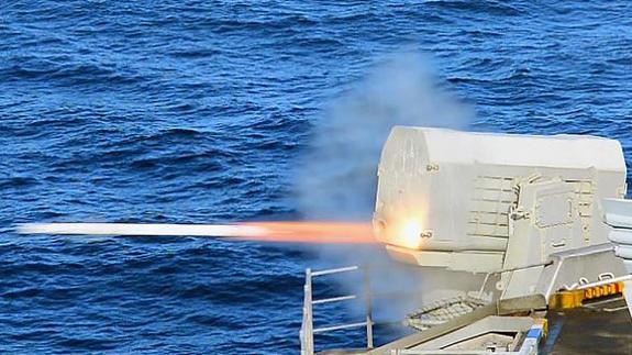 Пуск ракеты из ракетного комплекса ближнего рубежа RIM 116 Rolling Airframe Missile атомного авианосца USS Carl Vinson (CVN 70) во время комплексного учения COMPTUEX 1-й авианосной ударной группы, фото сделано 2 ноября 2016 года в Тихом океане у побережья южной Калифорнии 