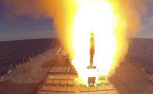 Пуск ракеты SM-2 Block IIIA с борта новейшего эсминца John Finn (DDG 113)  по программе конструкторских испытаний корабля, фото сделано 25 октября 2016 года в Мексиканском заливе 