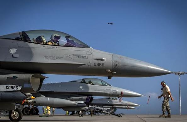 Американские F-16 Fighting Falcon готовятся к взлету с авиабазы  Lemonnier, Джибути, самолеты принимают участие в учении по отработке операций непосредственной авиационной поддержки, фото сделано 6 ноября 2016 года