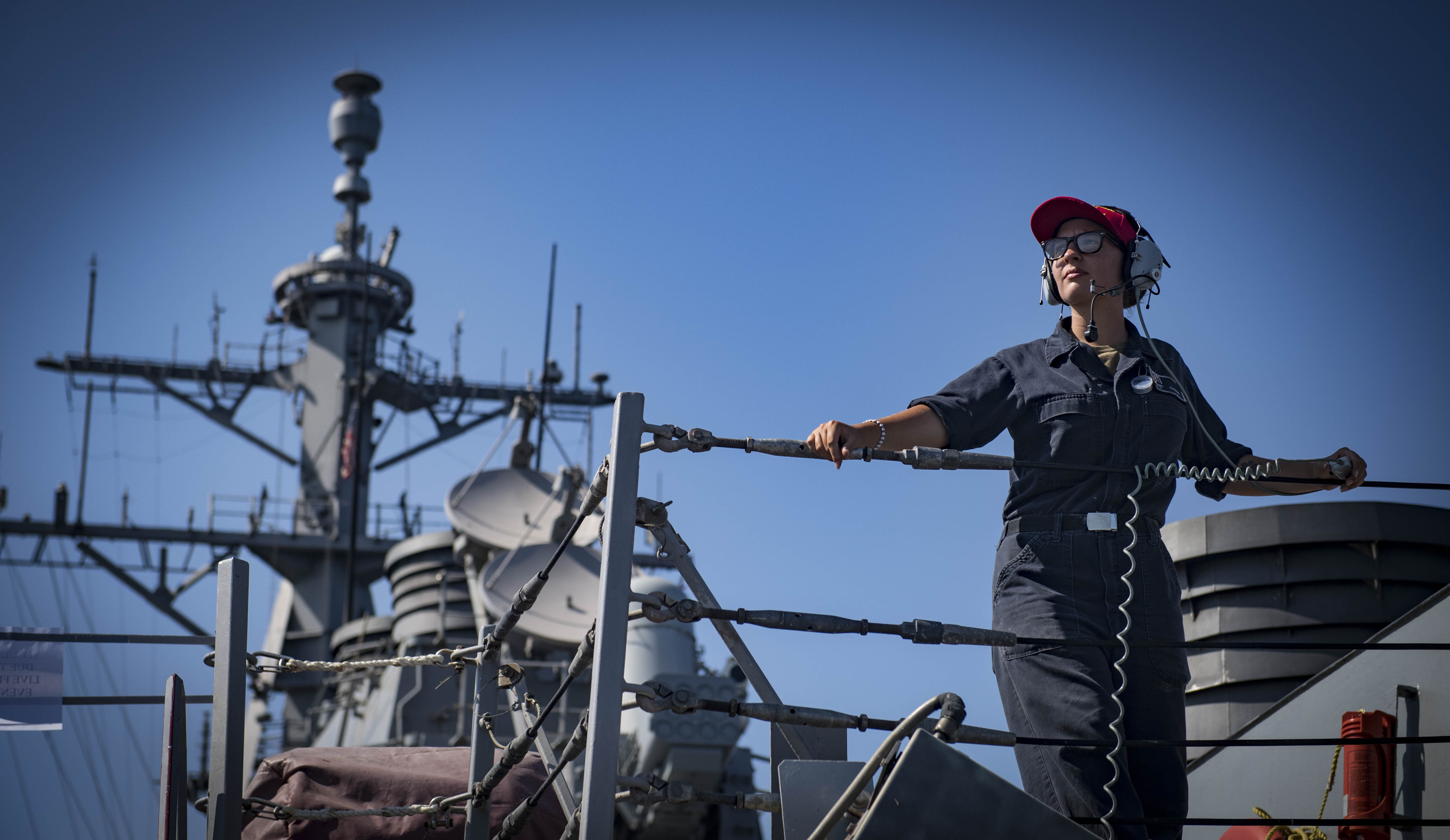 Какие там еще российские бомбардировщики Су-24М и Су-34? Вообще никого и ничего не боятся… Американский моряк эсминца USS Carney (DDG 64)  Samantha Braband в середине Черного моря…, фото сделано 20 августа 2018 года