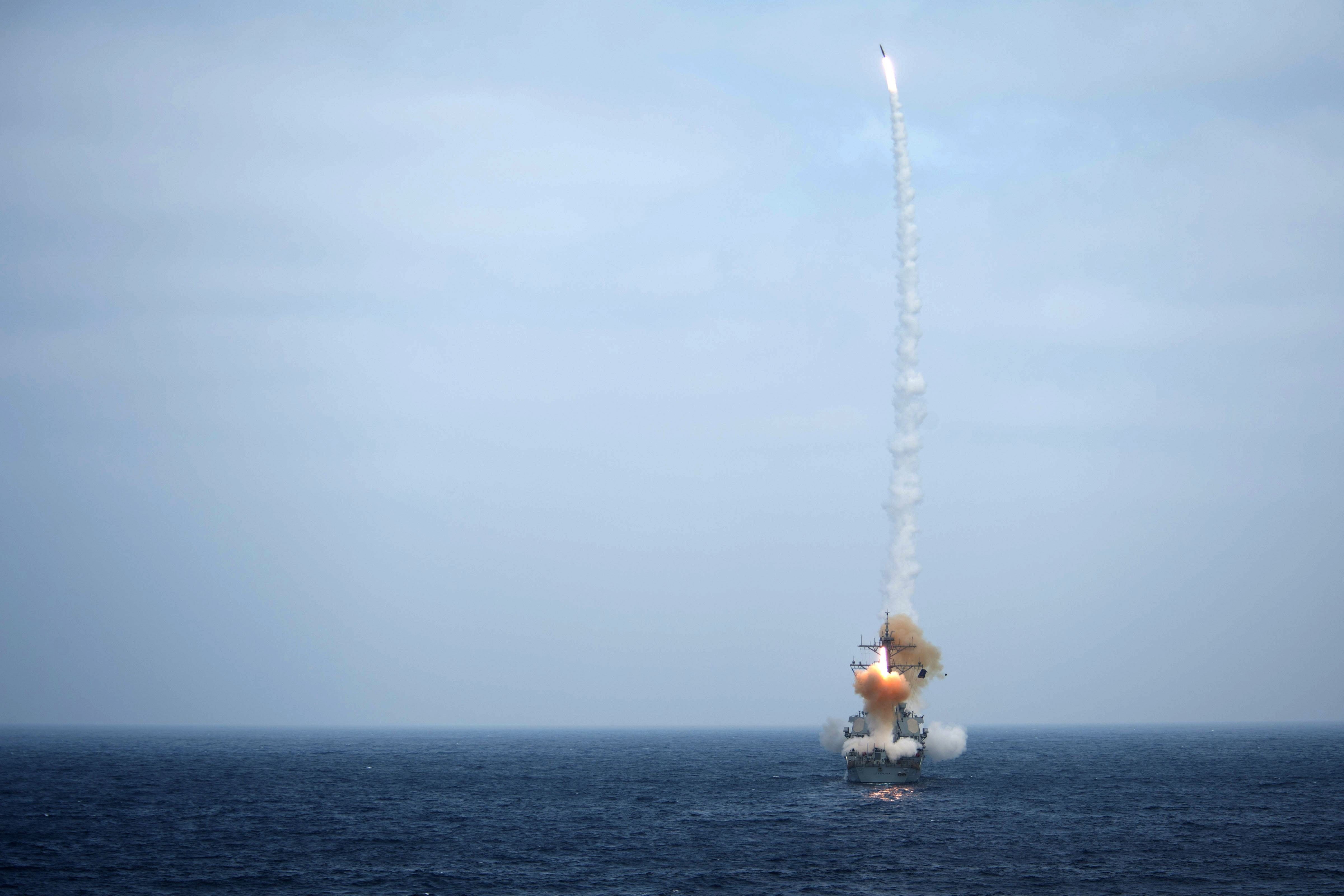 Пуск 2-х зенитных ракет SM-2 с борта эсминца типа  Arleigh Burke USS Decatur (DDG 73), фото сделано 24 августа 2018 года в Тихом океане