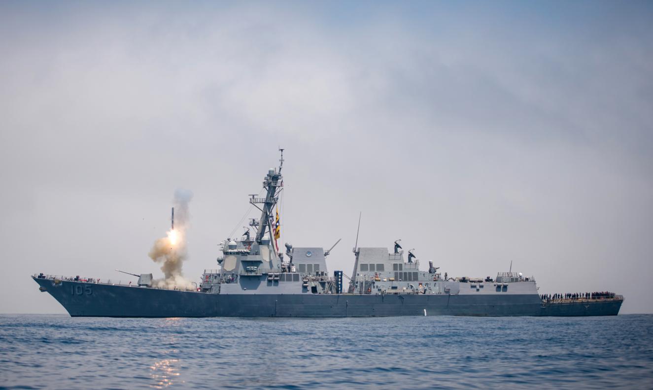 Пуск крылатой ракеты Tomahawk  с эсминца типа Arleigh Burke USS Dewey (DDG 105), фото сделано 17 августа 2018 года в западной части Тихого океана