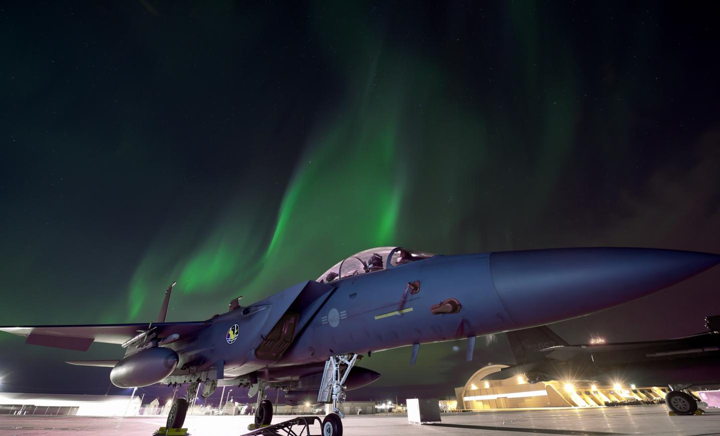F-15 Slam Eagle ВВС Республики Корея, участвующий в учении RED FLAG-Alaska 19-1, в свете Северного сияния, фото сделано 19 октября 2018 года на АБ Eielson, Аляска