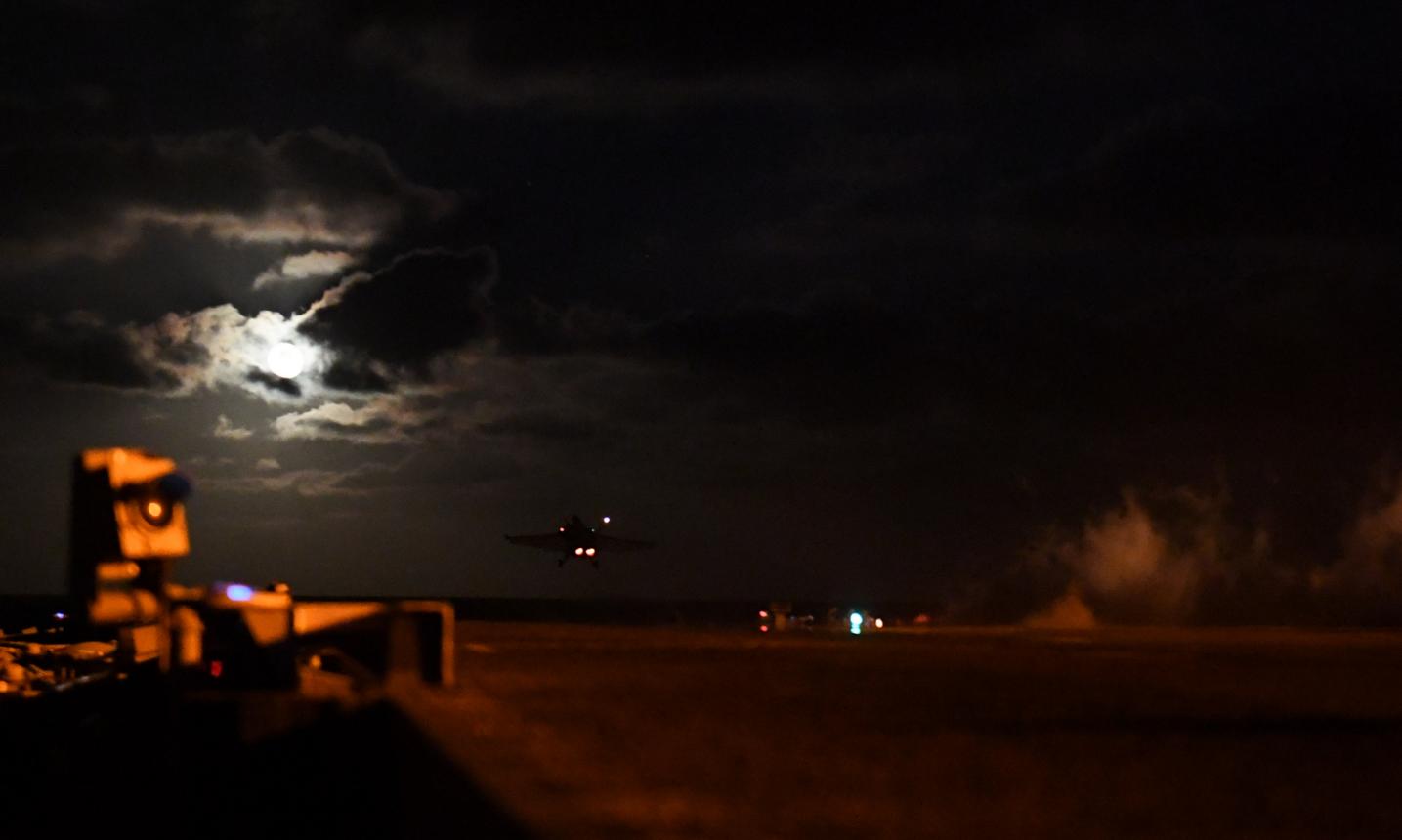 Ночной старт истребителя F/A-18E Super Hornet 211-й истребительно-бомбардировочной эскадрильи (Fighting Checkmates) с палубы авианосца  USS Harry S. Truman (CVN 75) в рамках учения Trident Juncture 18,  фото сделано 27 октября 2018 года в акватории Норвежского моря