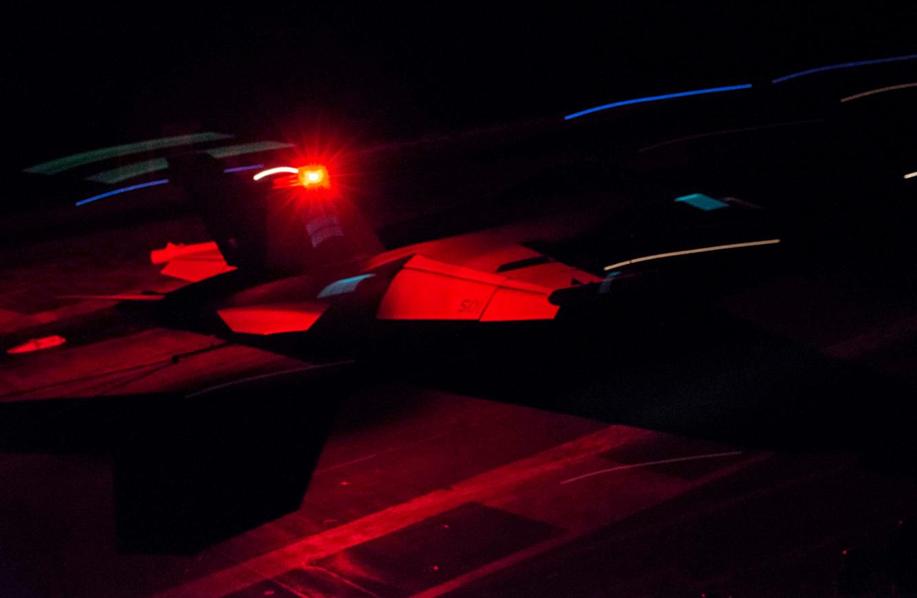 Ночная посадка F/A-18 Super Hornet на палубу атомного авианосца  передового базирования USS Ronald Reagan (CVN 76) в рамках учения  Keen Sword 2019, фото сделано 31 октября 2918 года в Филиппинском море
