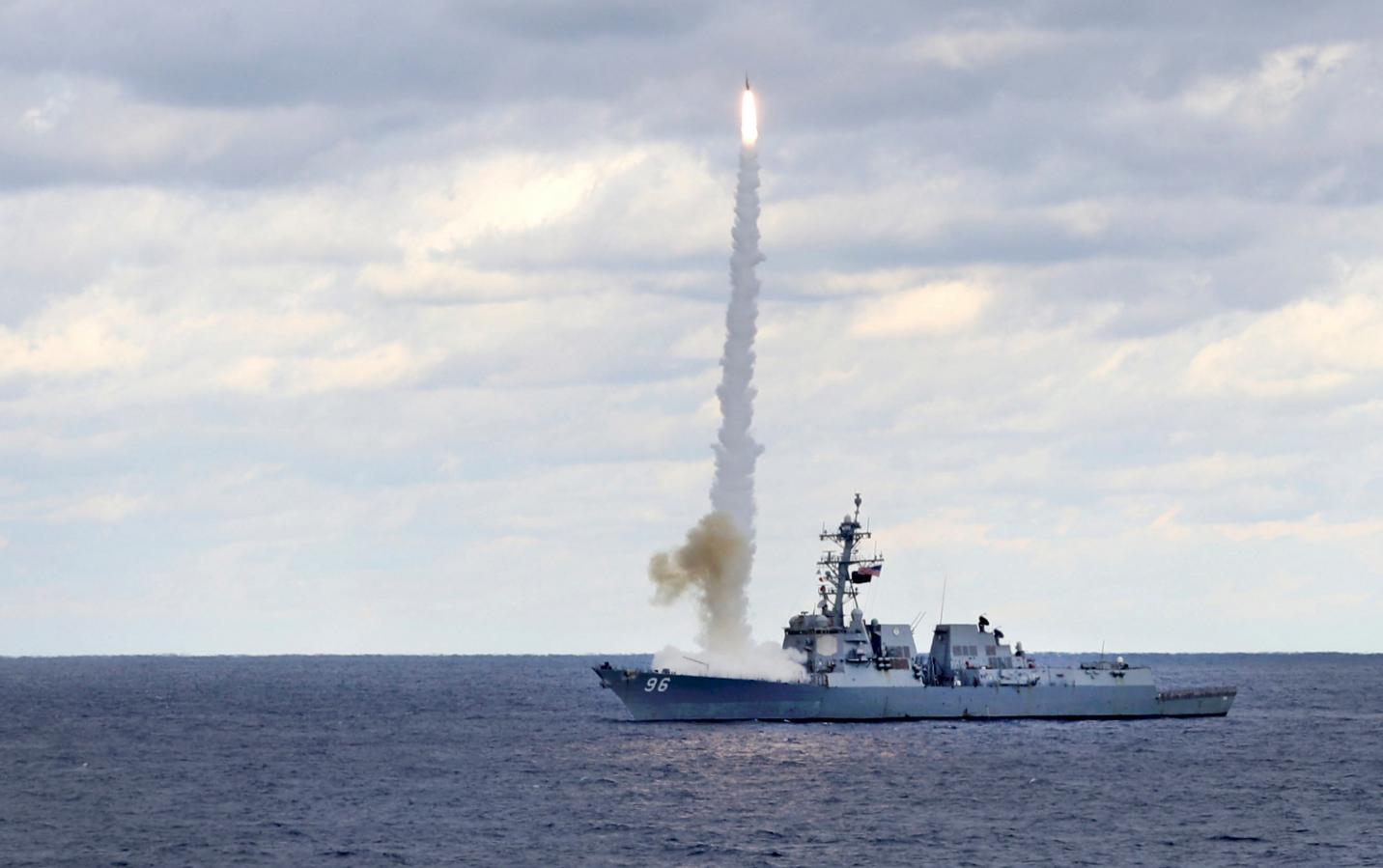 Пуск ракеты Standard Missile (SM) 2 Block IIIA с борта эсминца типа  Arleigh Burke   USS Bainbridge (DDG 96), фото сделано 18 ноября 2018 года в Атлантическом океане