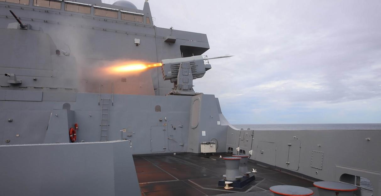 Пуск RAM (Rolling Airframe Missile) с борта десантно-транспортного корабля USS New York (LPD 21), типа San Antonio, на групповом учении серии  SWATT  (Surface Warfare Advanced Tactical Training), фото сделано 3 августа 2019 года в Атлантическом океане у побережья Вирджинии
