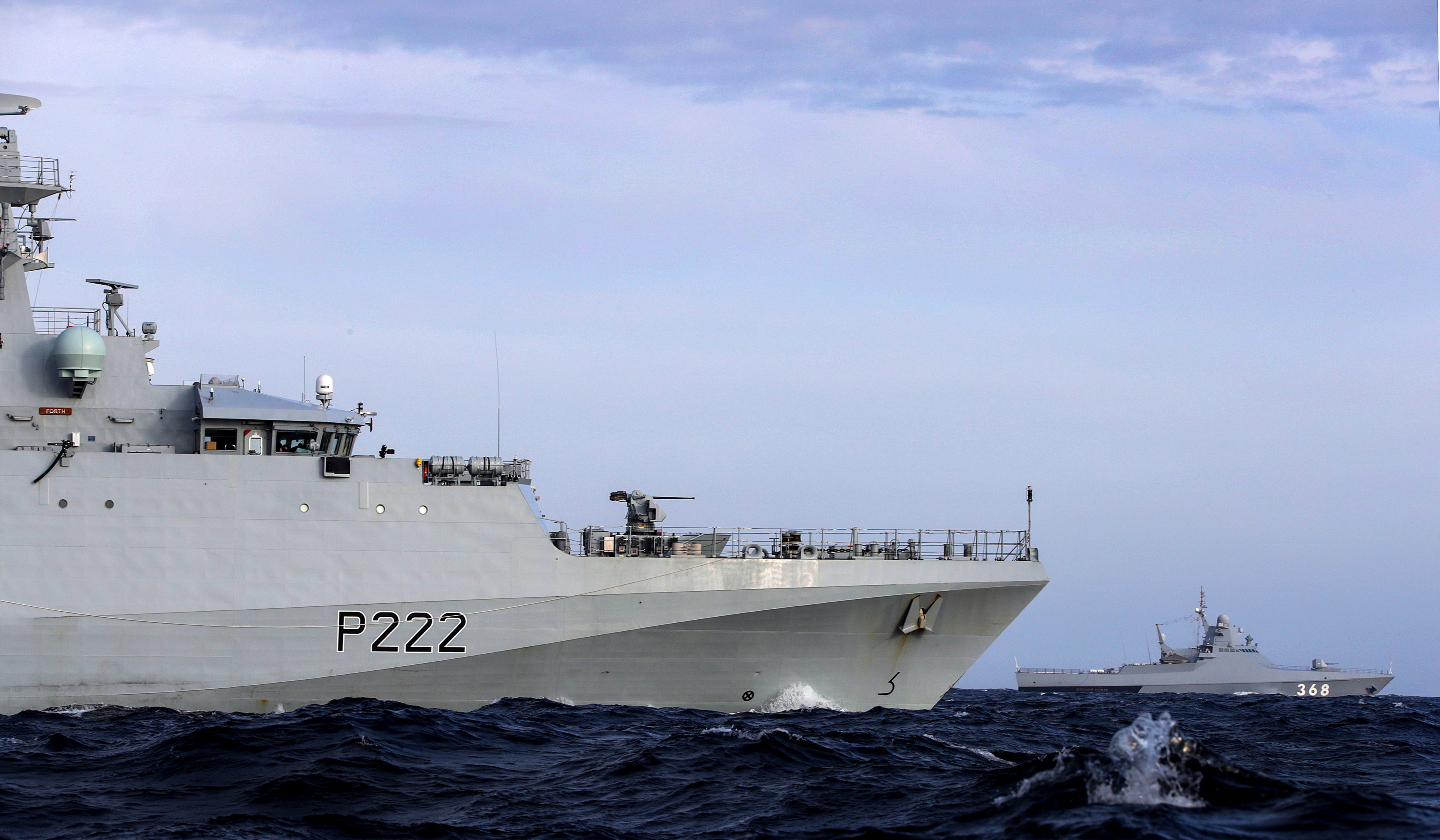 Новейший британский патрульный корабль  HMS Forth (P222) сопровождает новейший  патрульный корабль  Vasily Bykov  в проливе Ла-Манш (Английском канале), фото сделано 6 августа 2019 года