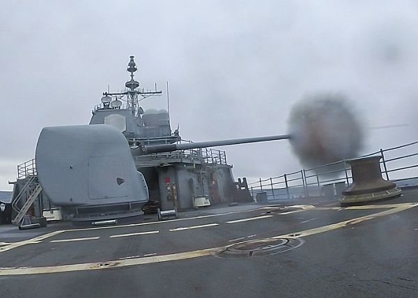 Американский ракетный крейсер типа Ticonderoga USS Normandy (CG 60)  провел стрельбы в Северном Ледовитом океане, фото сделано 25 сентября 2019 года (в настоящее время Normandy  проводит операции в Арктике в целях поддержания мира, стабильности, сдерживания агрессии и обеспечения безопасности)